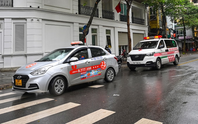 Xe kinh doanh vận tải dưới 10 chỗ được điều chỉnh phí đường bộ. Ảnh: Giang Huy