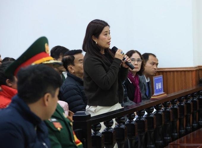 Ông chủ Phúc Sơn (góc trái) nghe chia sẻ của một số bị hại tại tòa. Ảnh: Danh Lam