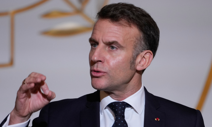 Tổng thống Macron phát biểu tại Điện Elysee ở Paris, Pháp hôm 8/1. Ảnh: AP