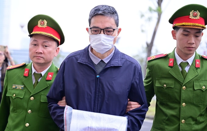 Cựu cục trưởng Nguyễn Thanh Phong bị áp giải đến tòa. Ảnh: Phạm Dự