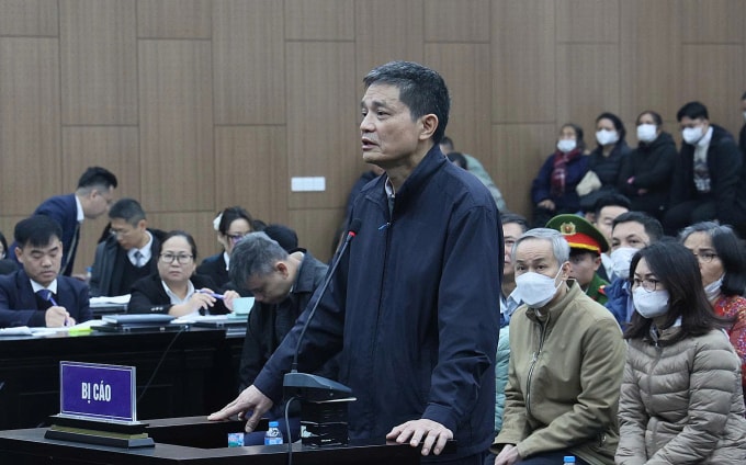 Cựu cục trưởng Nguyễn Thanh Phong tự bào chữa tại tòa, sáng 8/1. Ảnh: Linh Đan