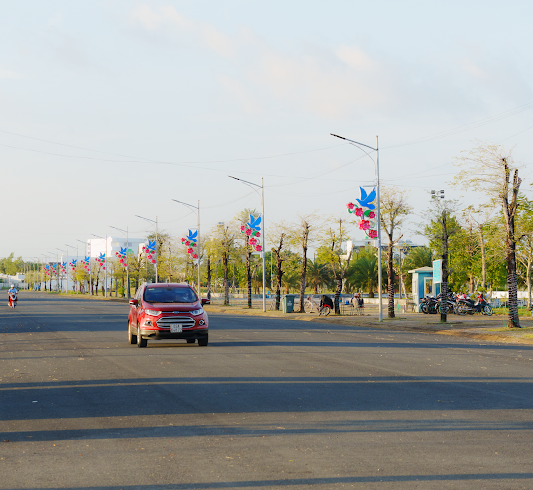 Nhiều tuyến đường nội đô Cà Mau như Trần Hưng Đạo, Nguyễn Tất Thành được chỉnh trang vỉa hè, cảnh quan và hệ thống chiếu sáng.