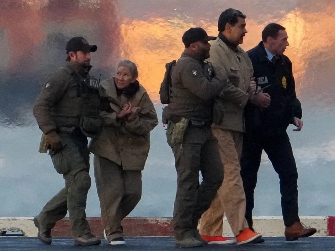 Vợ chồng Tổng thống Venezuela Nicolas Maduro bị đưa ra khỏi trực thăng để tới tòa án New York ngày 5/1. Ảnh: Reuters