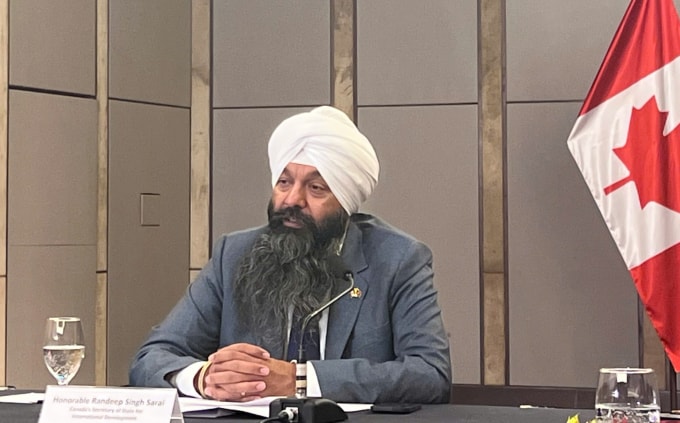 Bộ trưởng Phát triển Quốc tế Canada Randeep Sarai trong cuộc gặp gỡ báo chí tại Hà Nội ngày 8/1. Ảnh: Ngọc Ánh