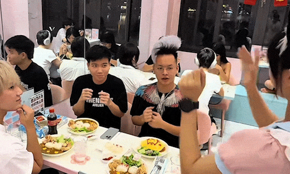 Làm 'công chúa, cậu chủ' tại quán cà phê hầu gái