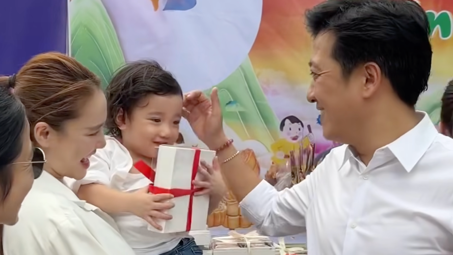 Trường Giang, Nhã Phương vui Trung thu cùng hai con