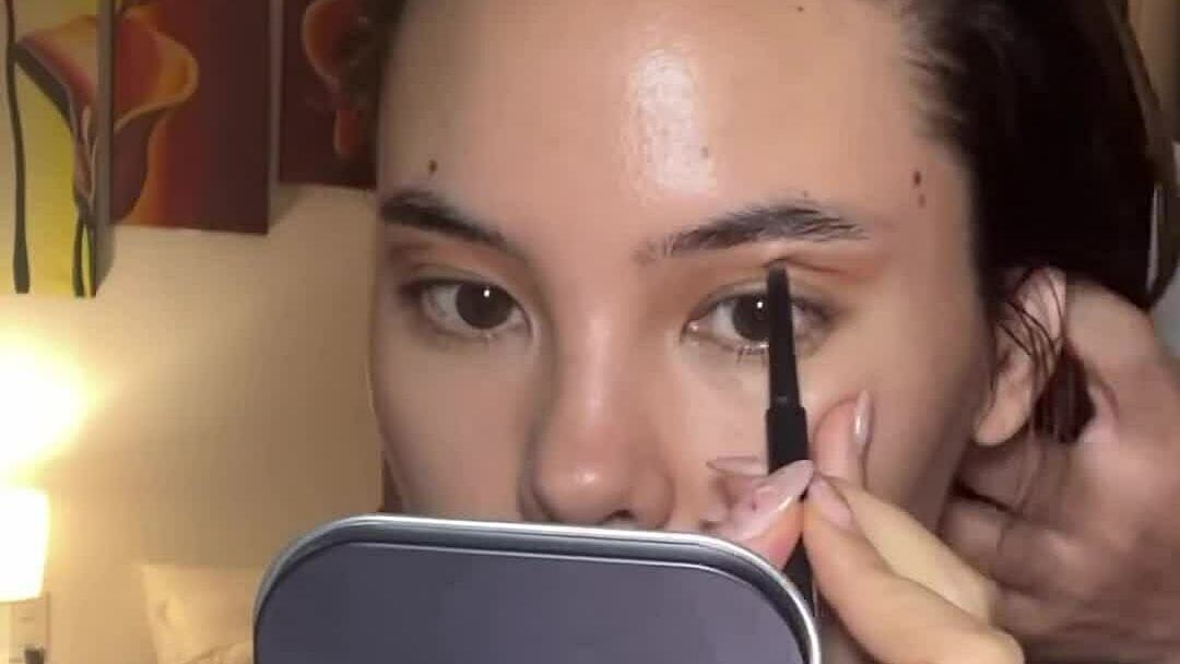 Gương mặt của Catriona Gray trước và sau khi trang điểm