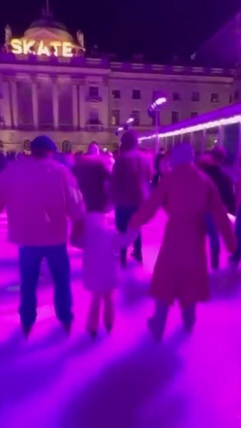 Katy Perry đi trượt băng cùng con gái và bạn trai cũ