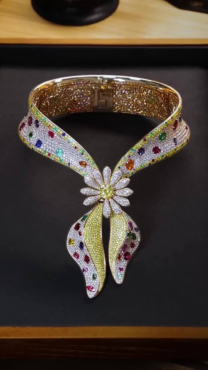 Khăn quàng bằng vàng, kim cương của G-Dragon 