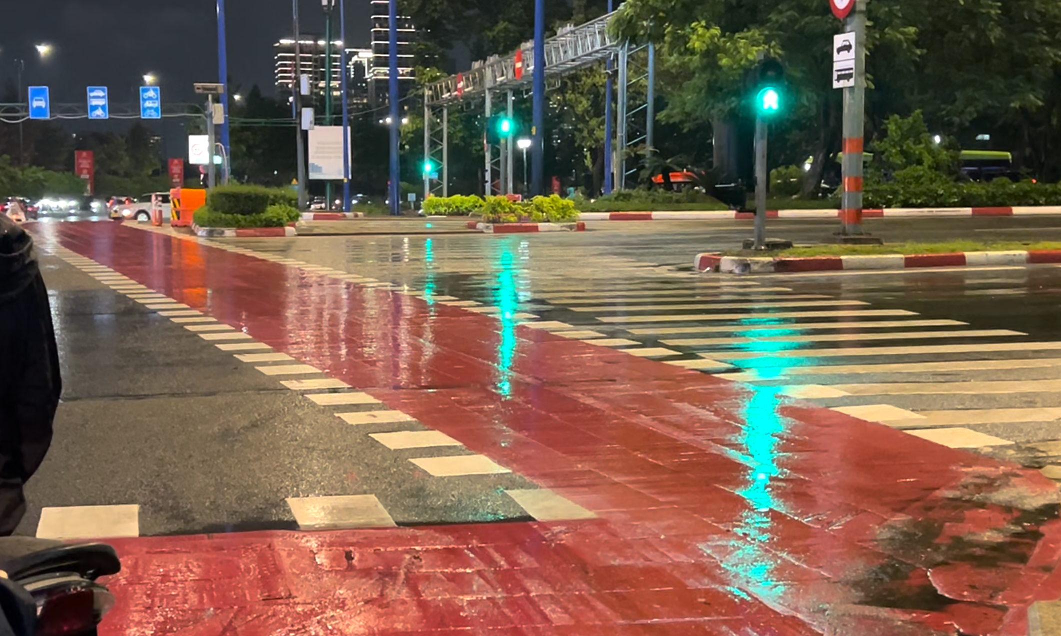 Làn xe đạp tại TP HCM trơn trượt khi trời mưa