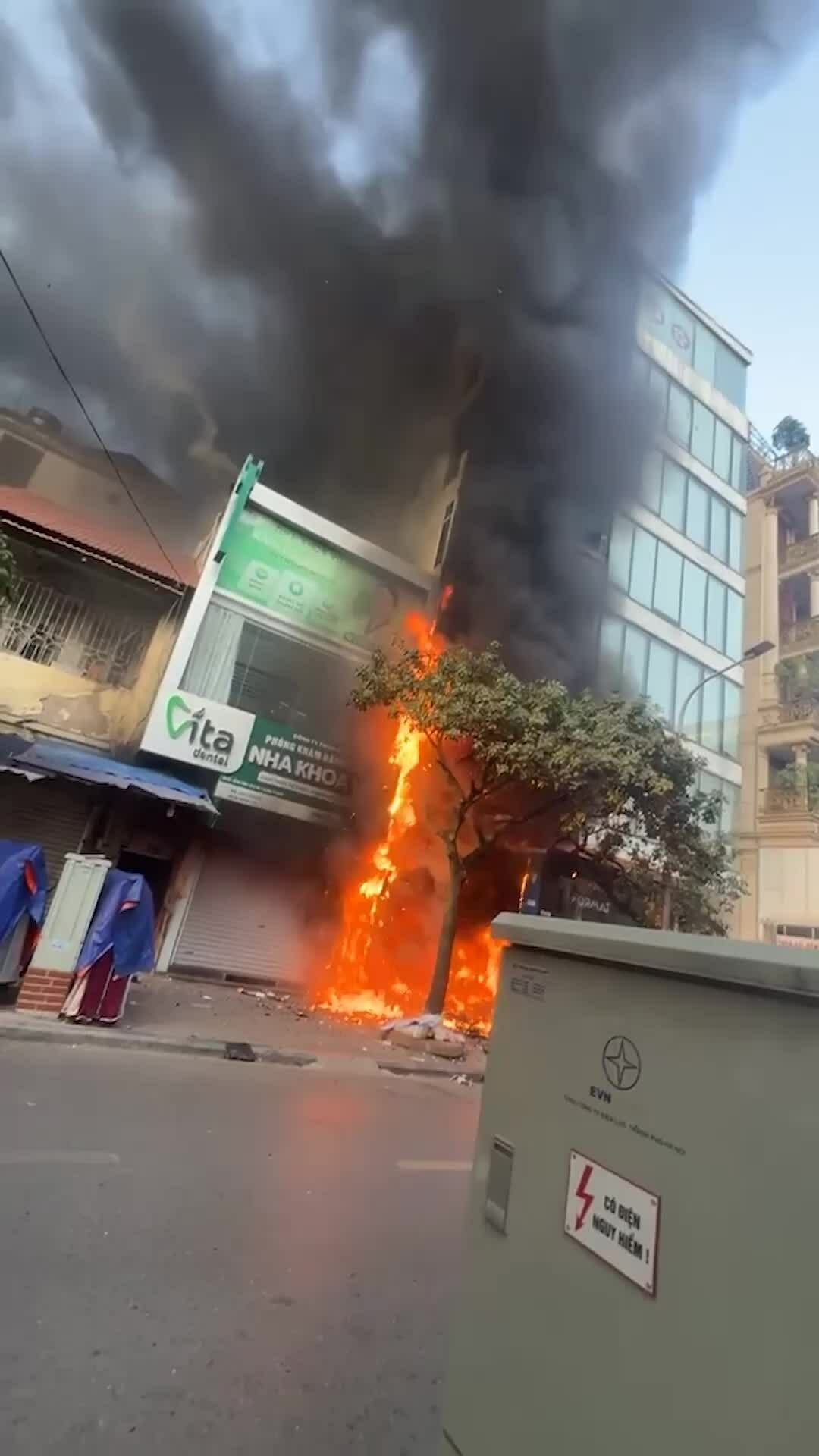 Người dân nhảy khỏi toà nhà 6 tầng thoát đám cháy