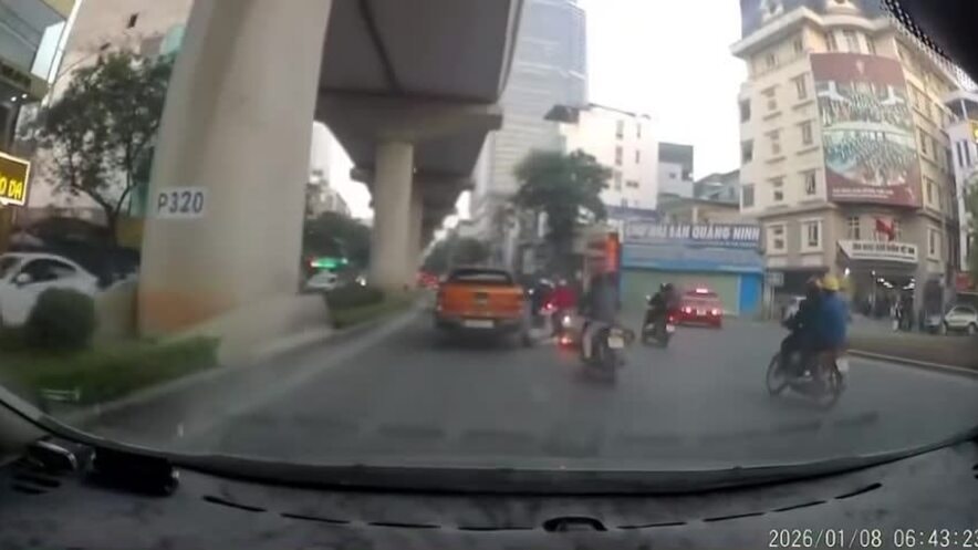 Phóng nhanh vượt ẩu người đi xe máy ngã vào gầm xe bán tải