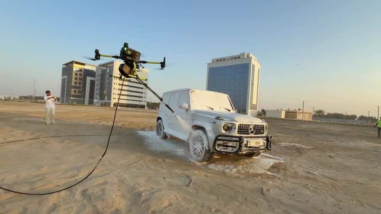 Rửa ôtô bằng drone