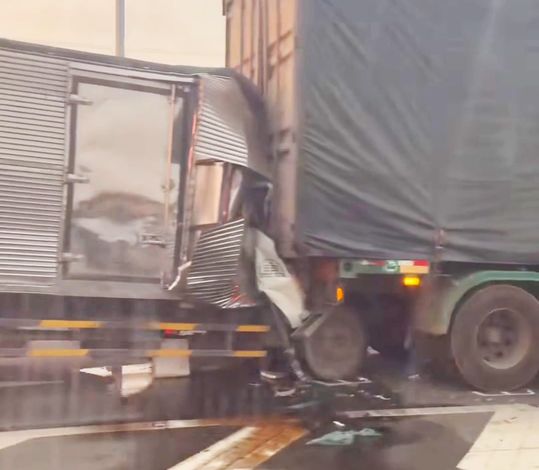 Tài xế tử vong trong cabin xe tải dúm dó trên cao tốc