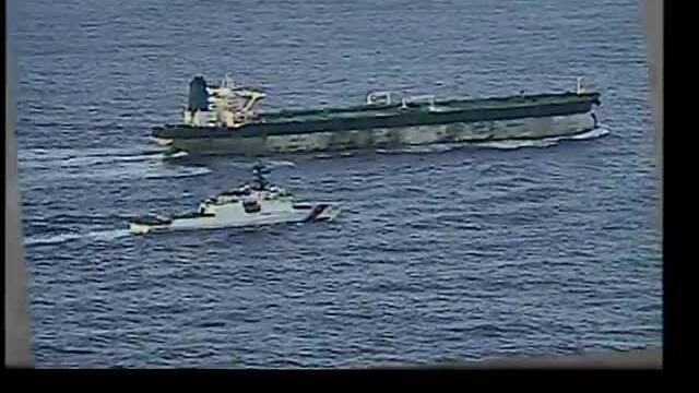 Tàu tuần duyên Mỹ di chuyển cạnh tàu dầu mang cờ Nga