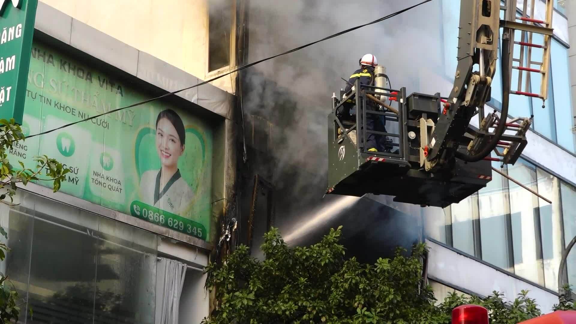 Video chưa cháy bằng hai xe thang