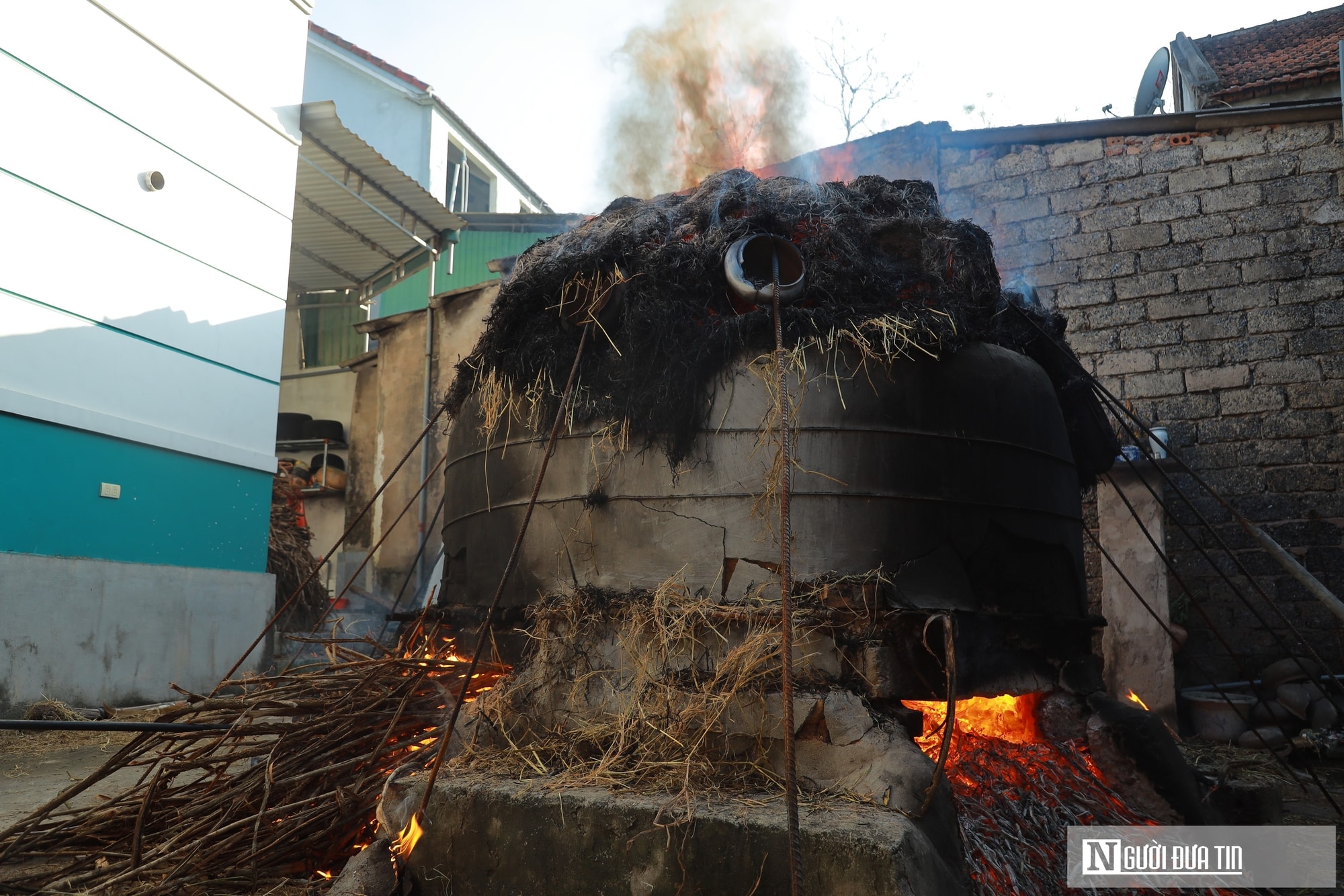 Độc đáo làng nghề truyền thống hơn 300 năm tuổi “cứ đỏ lửa là có tiền” - Ảnh 1.