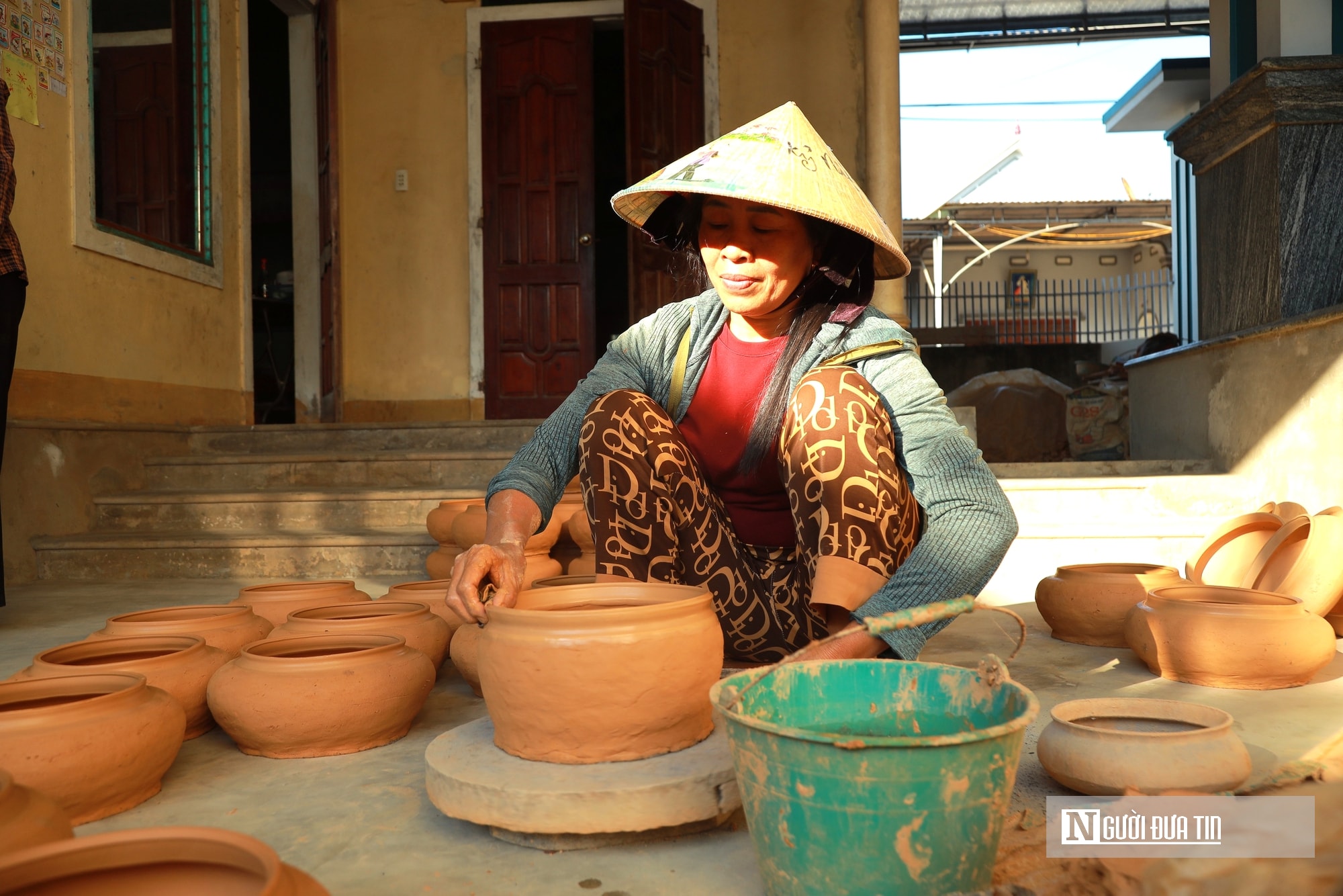 Độc đáo làng nghề truyền thống hơn 300 năm tuổi “cứ đỏ lửa là có tiền” - Ảnh 3.
