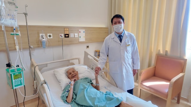 Bệnh nhân 88 tuổi ung thư dạ dày giai đoạn muộn hồi phục ngoạn mục sau phẫu thuật tại Vinmec Nha Trang - Ảnh 2.