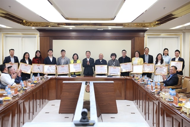 Con trai bầu Hiển nhận thêm nhiệm vụ mới- Ảnh 2. Con trai bầu Hiển nhận thêm nhiệm vụ mới- Ảnh 2.