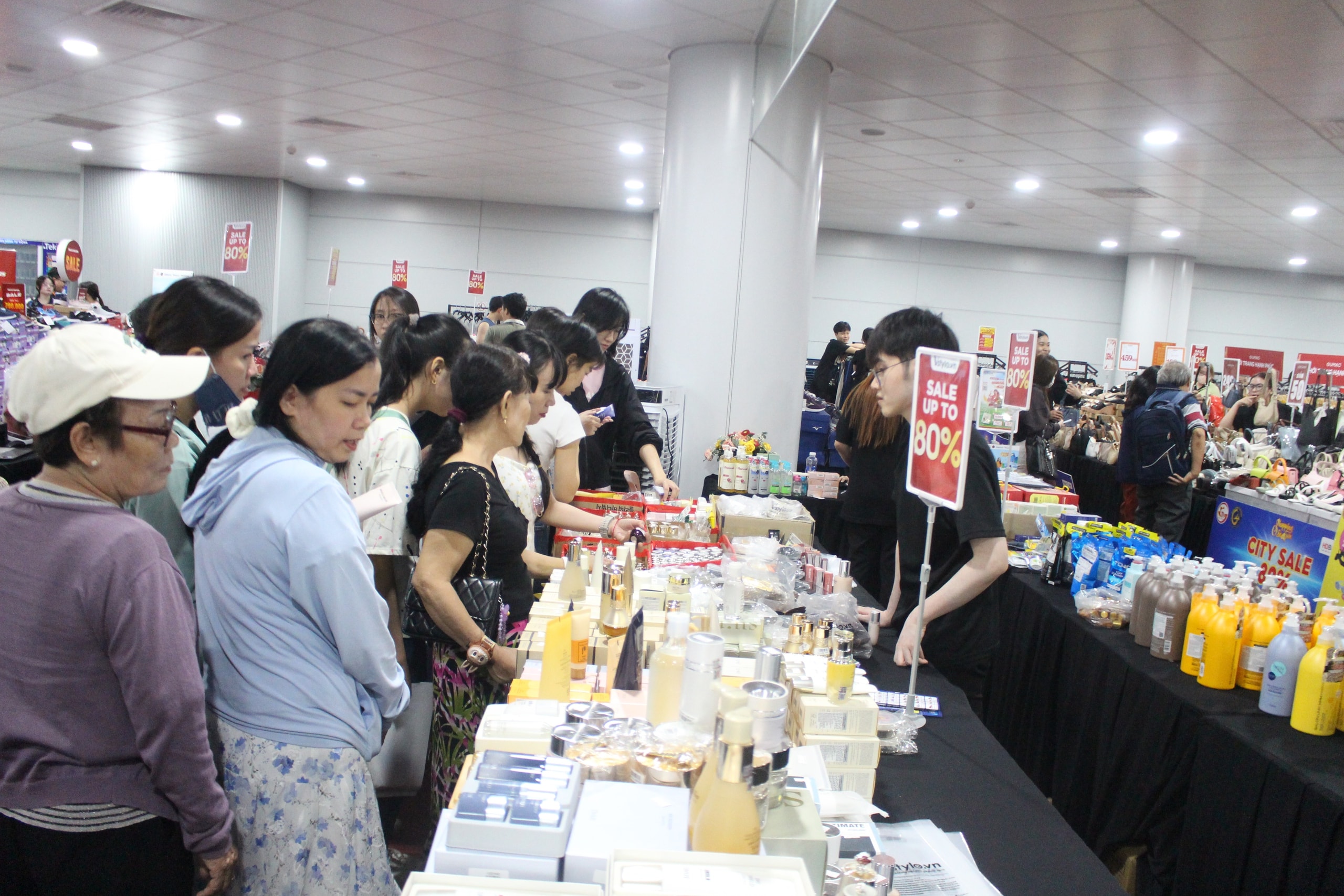 Chen chân xuống lòng đất, săn sale hàng hiệu ở ga Metro Bến Thành- Ảnh 8.