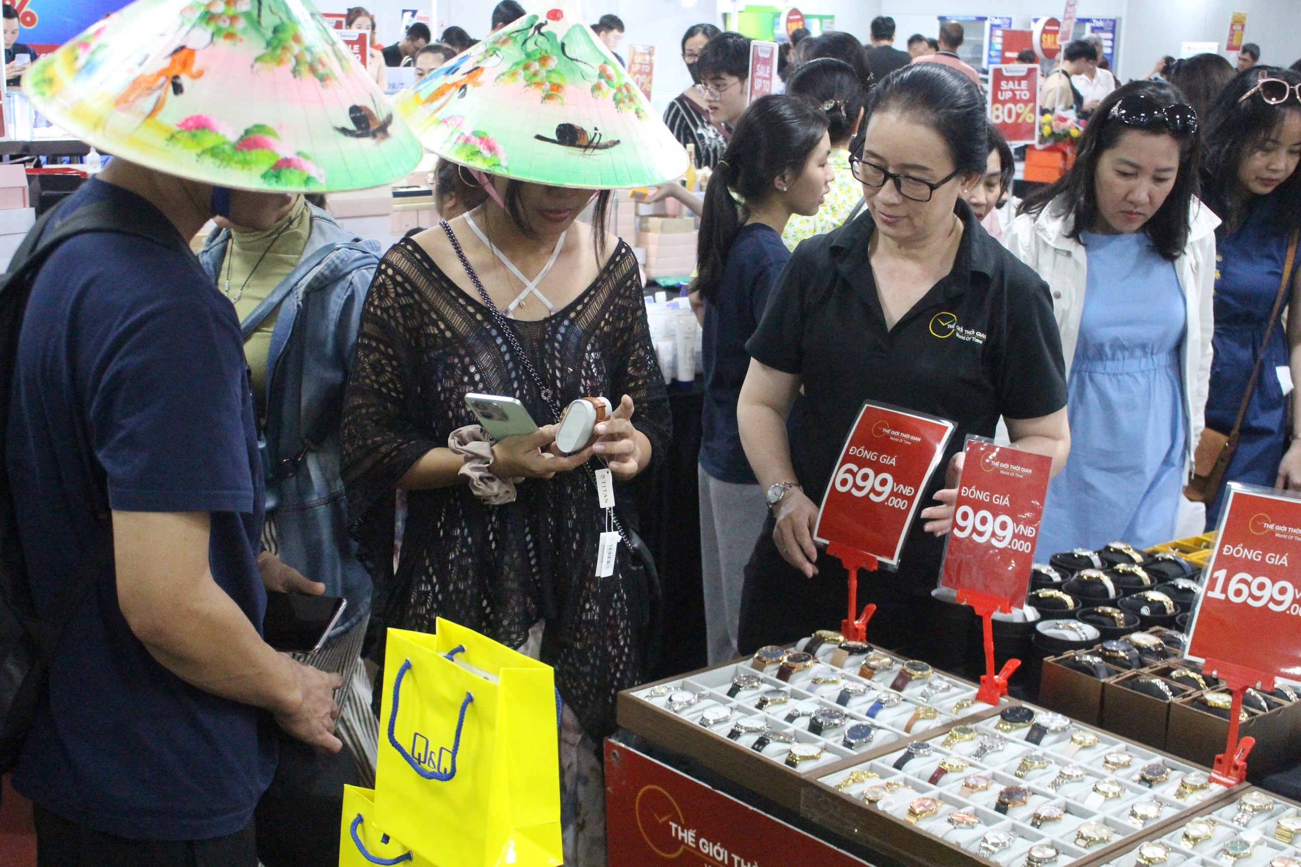 Chen chân xuống lòng đất, săn sale hàng hiệu ở ga Metro Bến Thành- Ảnh 9.