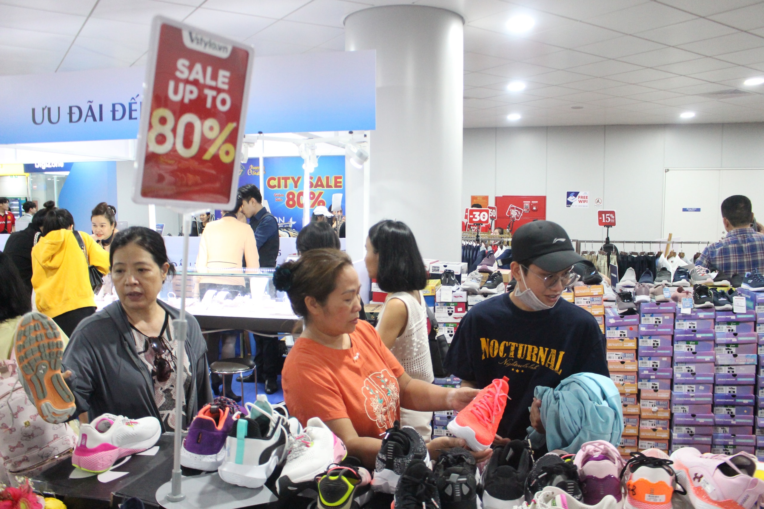 Chen chân xuống lòng đất, săn sale hàng hiệu ở ga Metro Bến Thành- Ảnh 4.