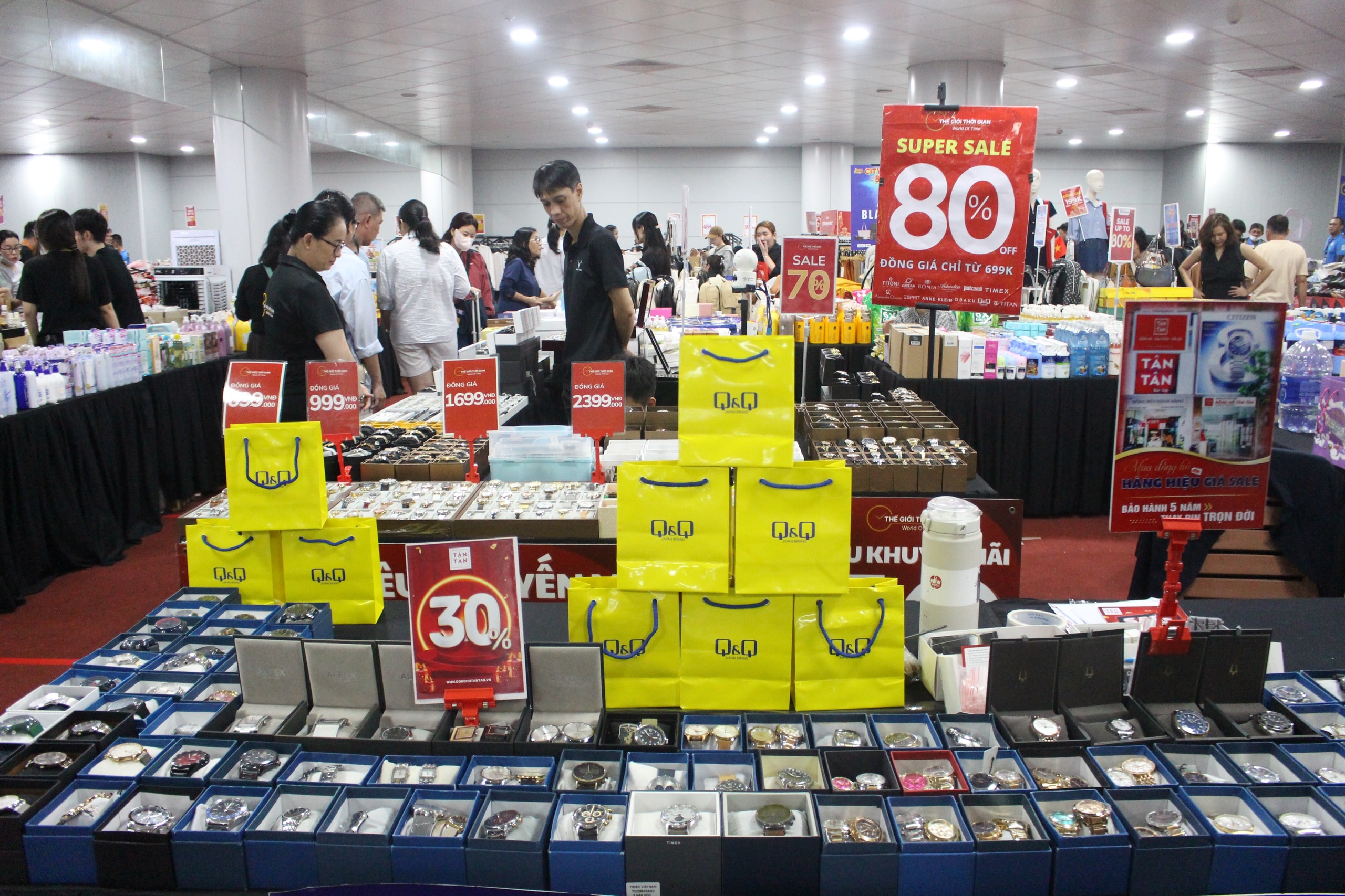 Chen chân xuống lòng đất, săn sale hàng hiệu ở ga Metro Bến Thành- Ảnh 1.