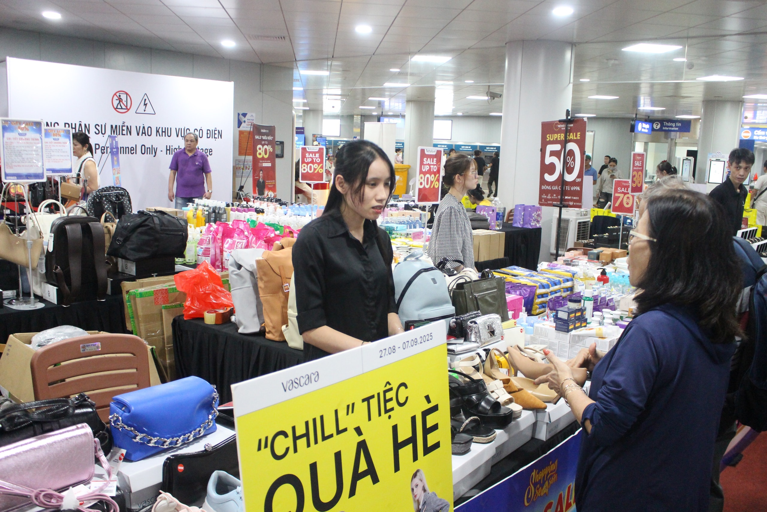 Chen chân xuống lòng đất, săn sale hàng hiệu ở ga Metro Bến Thành- Ảnh 2.