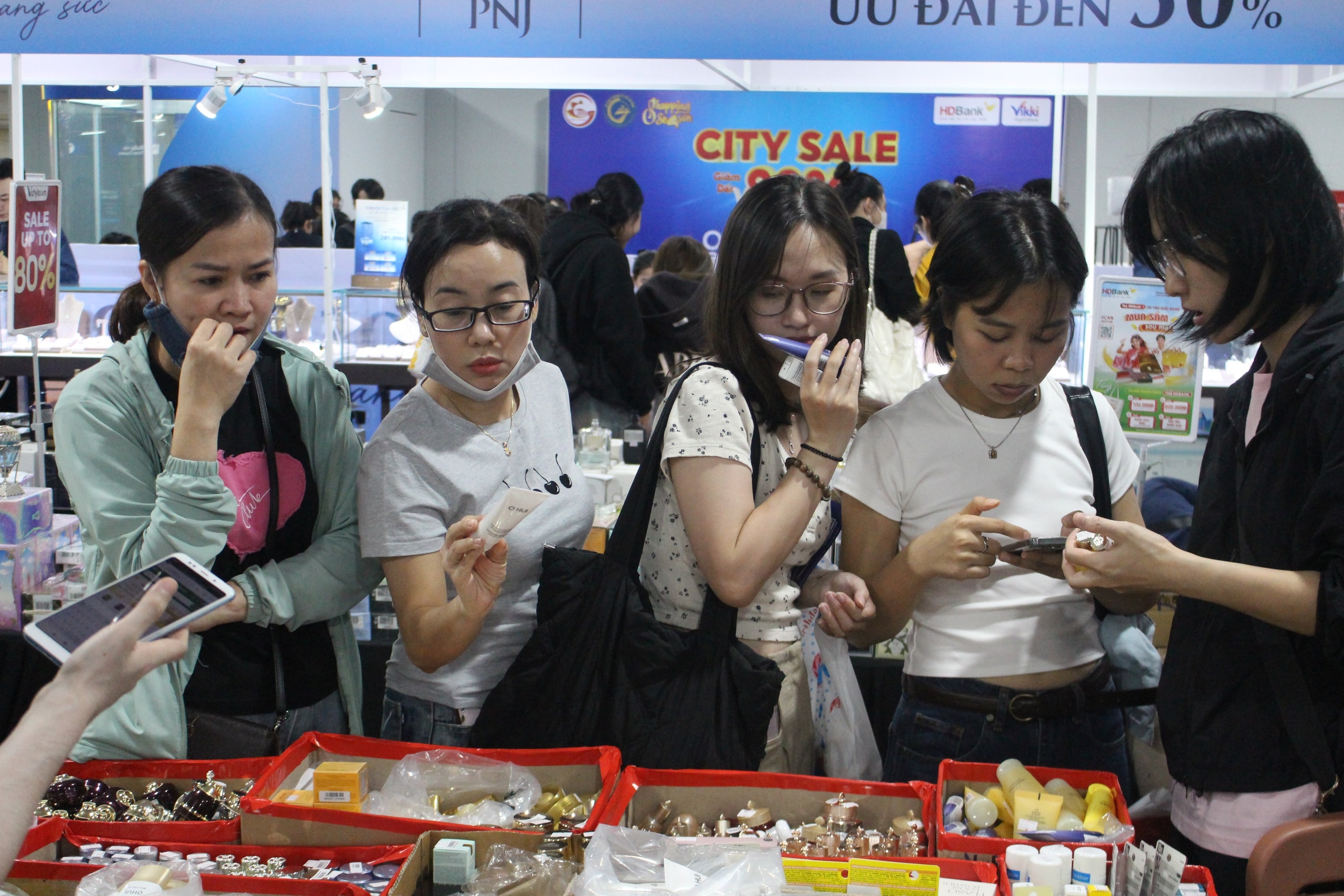 Chen chân xuống lòng đất, săn sale hàng hiệu ở ga Metro Bến Thành- Ảnh 12.