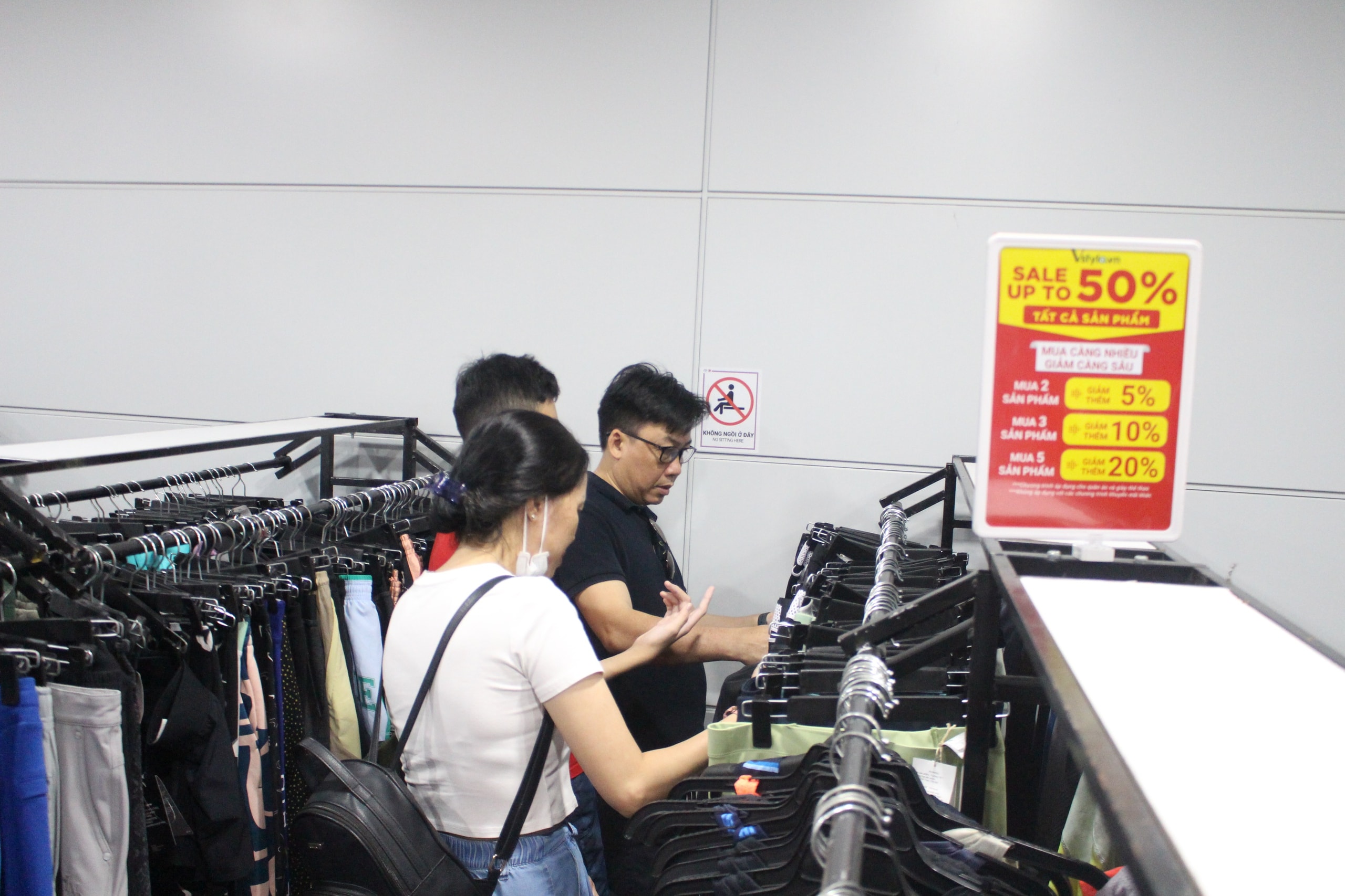 Chen chân xuống lòng đất, săn sale hàng hiệu ở ga Metro Bến Thành- Ảnh 10.