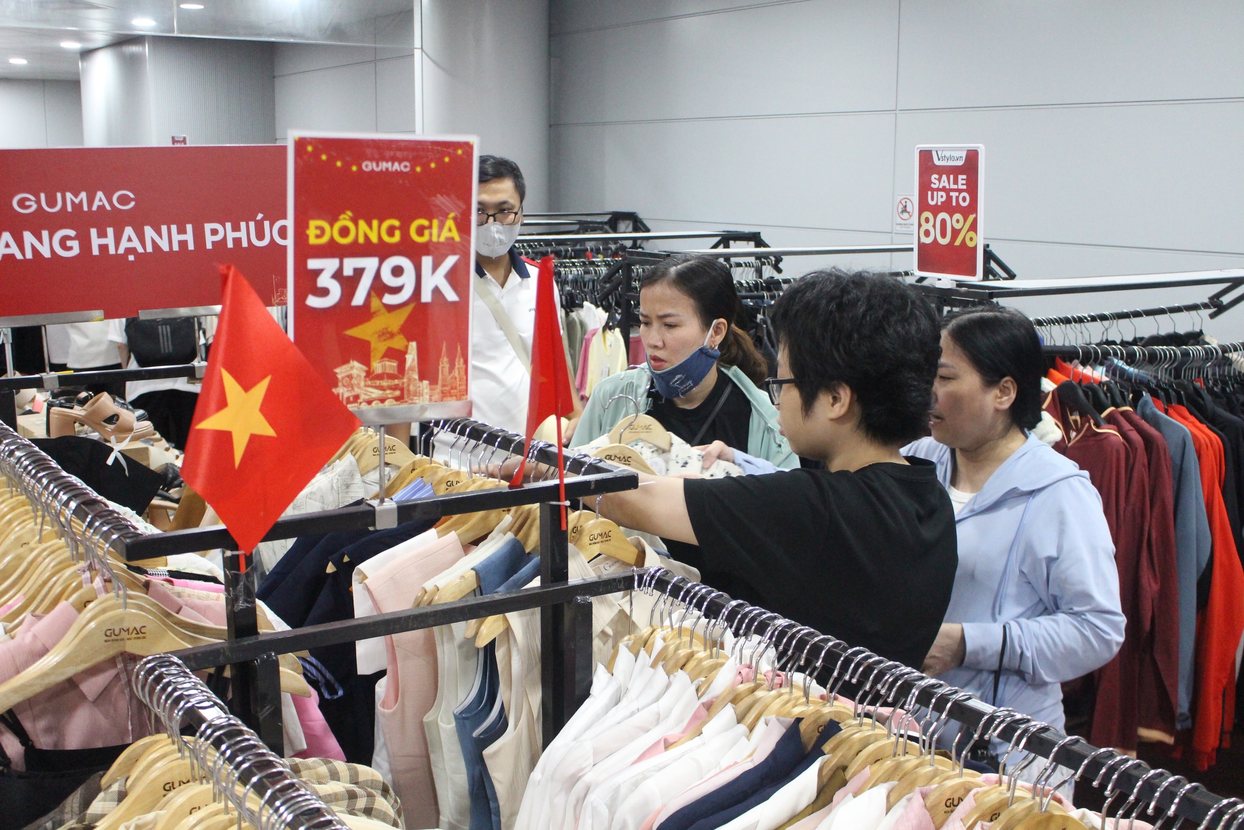 Chen chân xuống lòng đất, săn sale hàng hiệu ở ga Metro Bến Thành- Ảnh 5.