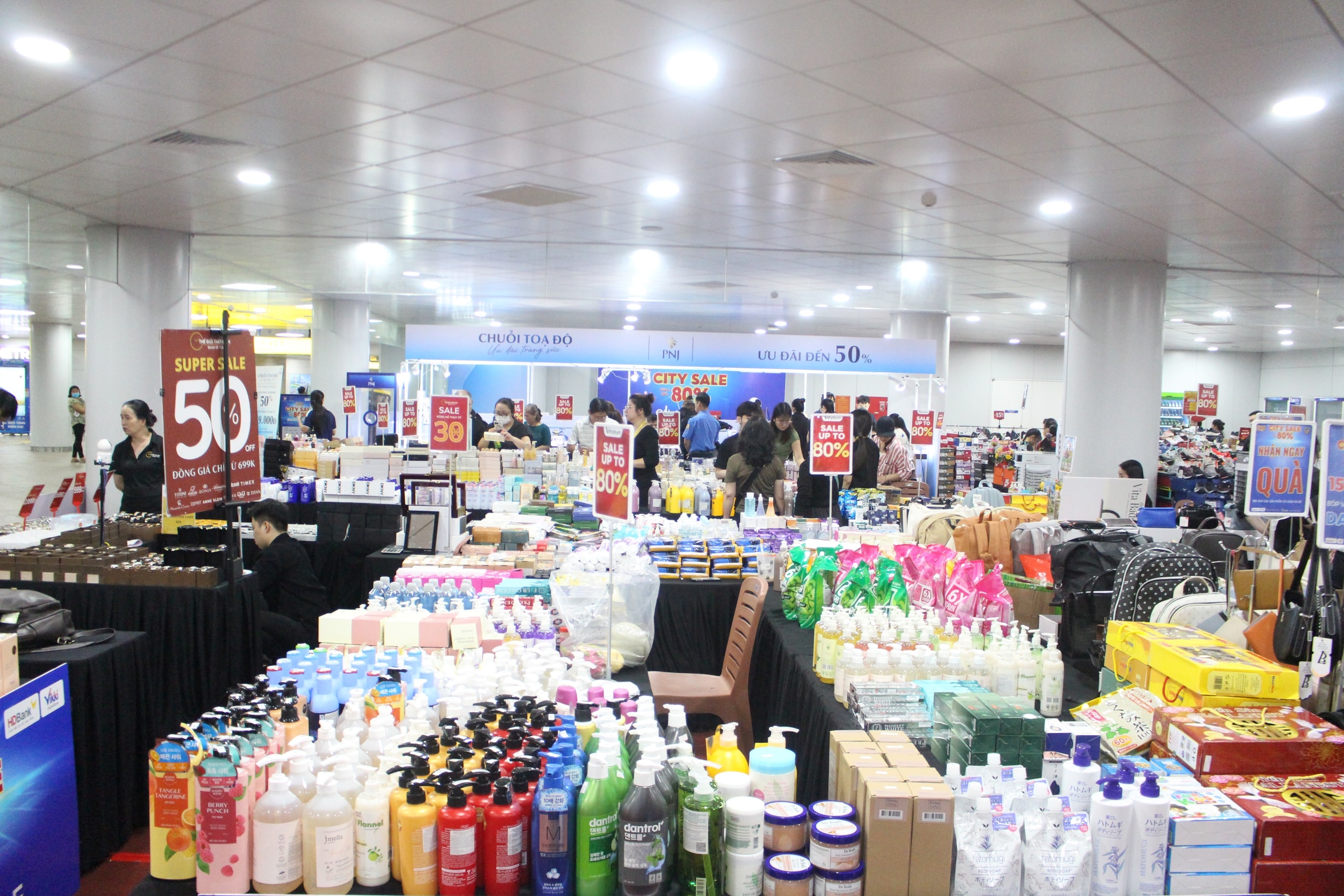 Chen chân xuống lòng đất, săn sale hàng hiệu ở ga Metro Bến Thành- Ảnh 13.