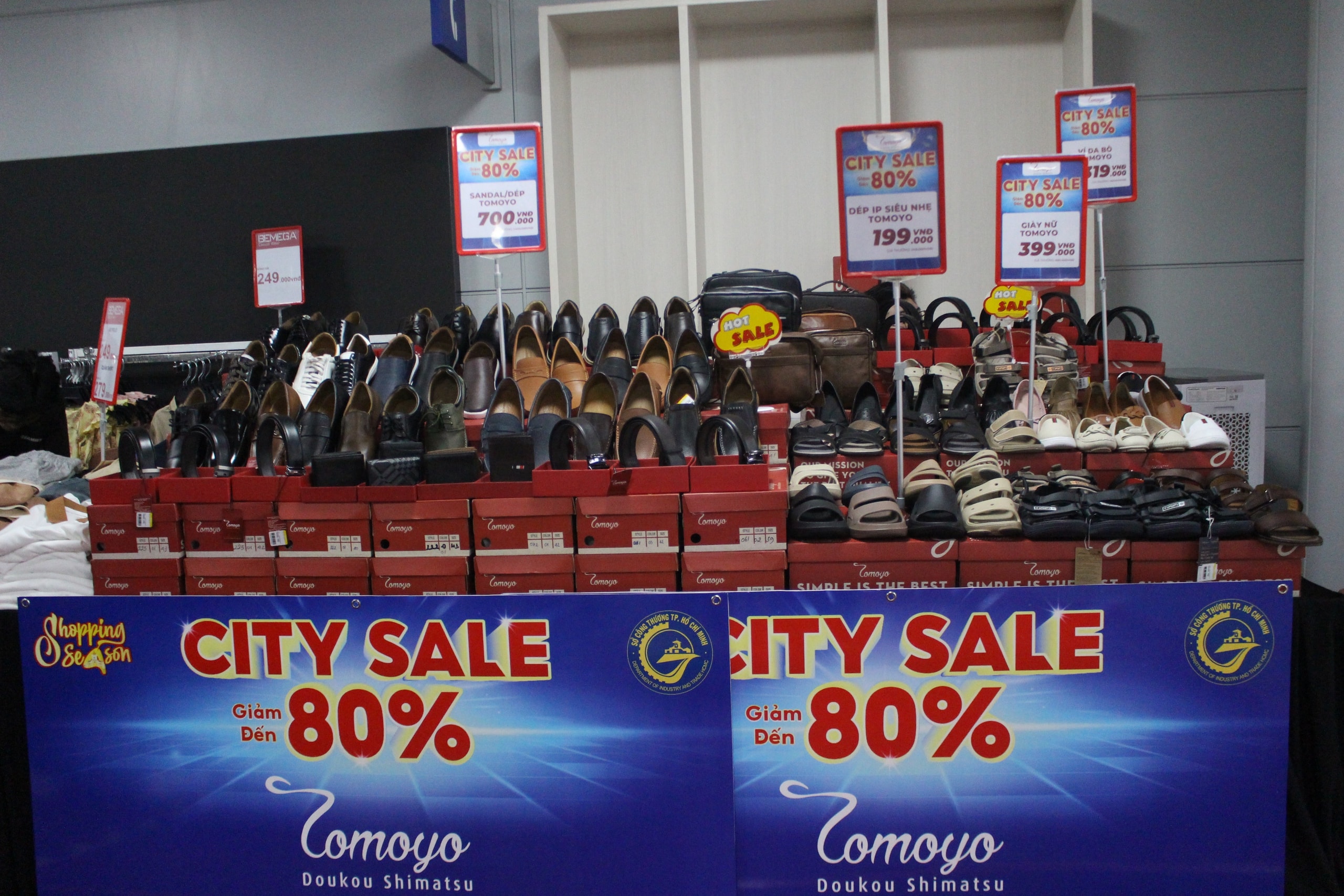 Chen chân xuống lòng đất, săn sale hàng hiệu ở ga Metro Bến Thành- Ảnh 3.