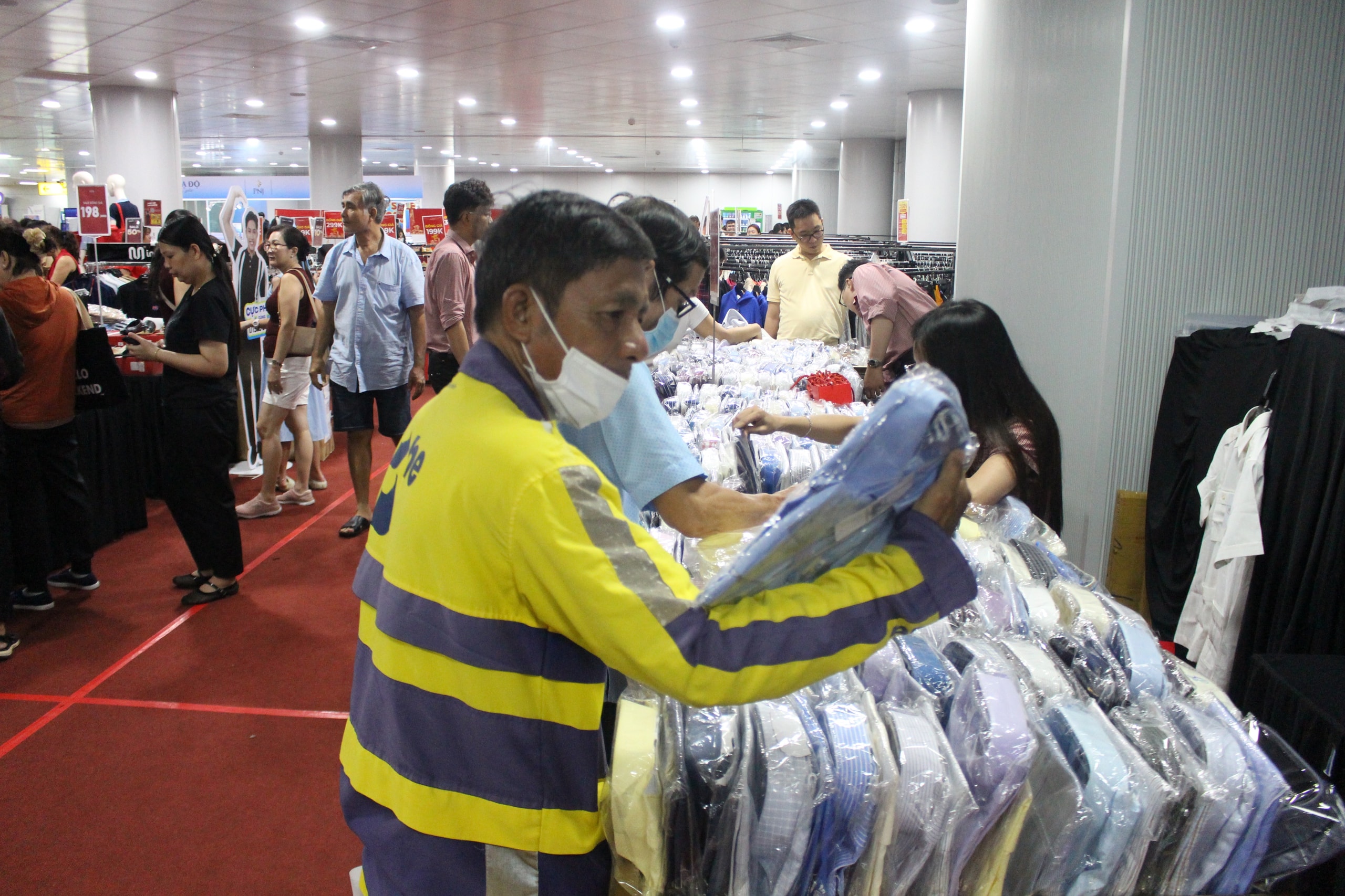 Chen chân xuống lòng đất, săn sale hàng hiệu ở ga Metro Bến Thành- Ảnh 11.