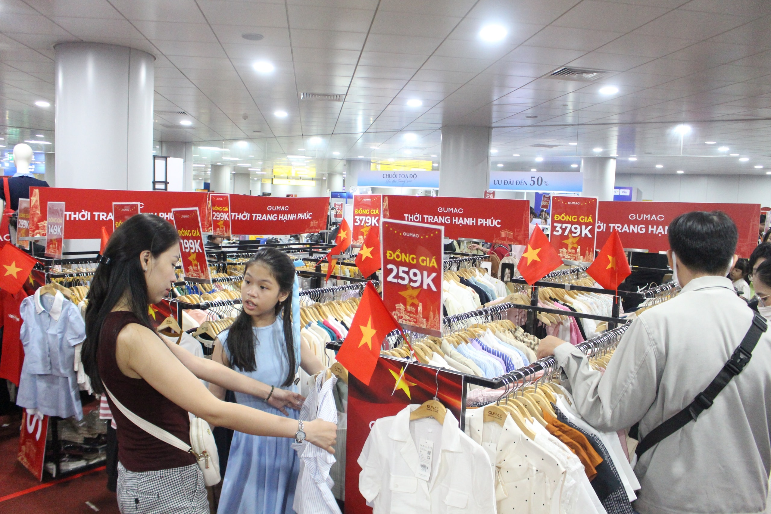 Chen chân xuống lòng đất, săn sale hàng hiệu ở ga Metro Bến Thành- Ảnh 6.