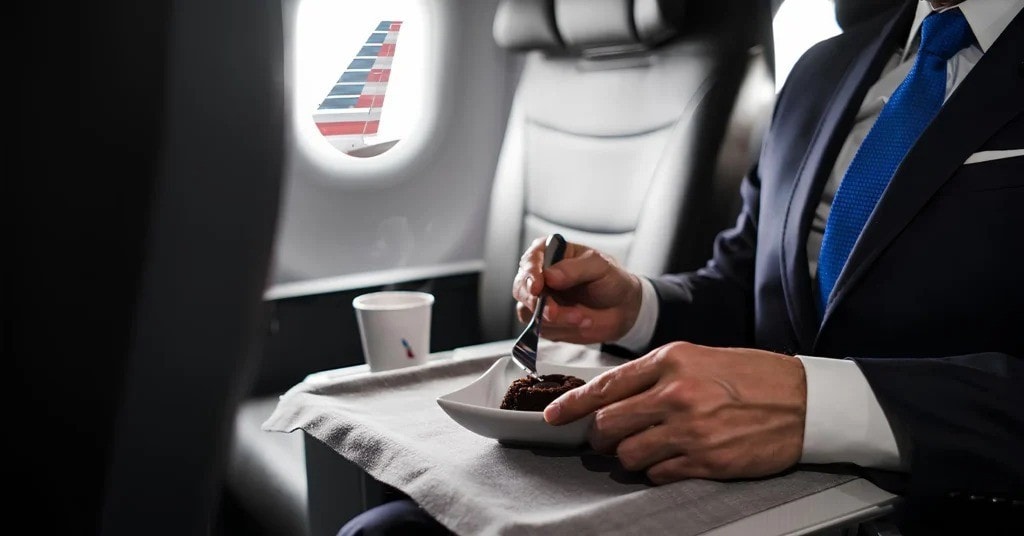 Bữa ăn hạng nhất trên máy bay bị chê như thịt in 3D , United Airlines xin lỗi - Ảnh 1.