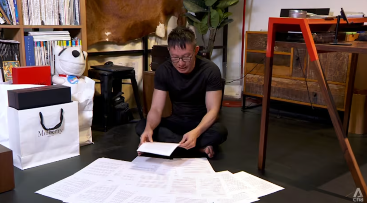 Roger Tan xem lại các bức thư ông đã viết cho tù nhân. (Nguồn: CNA)