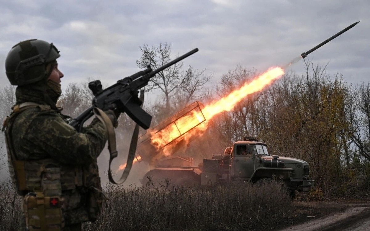 Lực lượng Nhóm tác chiến Trung tâm của Nga nã pháo phản lực BM-21 Grad vào vị trí quân Ukraine. (Ảnh: Sputnik)