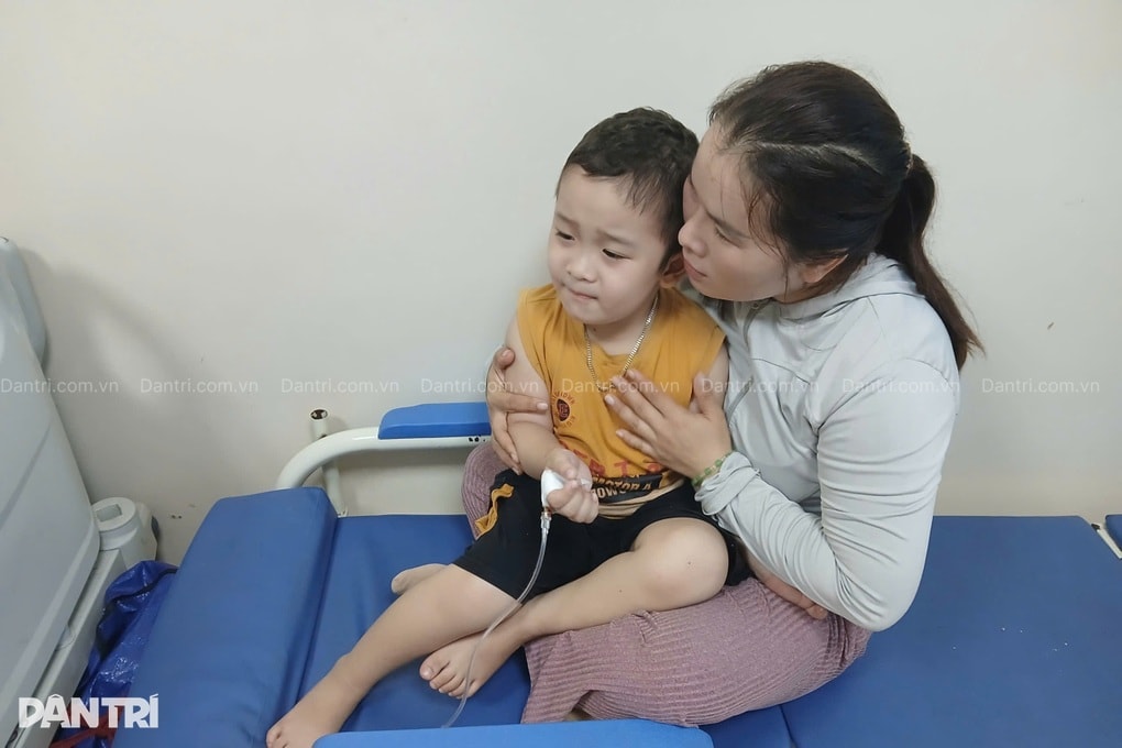 Mẹ đơn thân giành giật sự sống cho con trai mắc bệnh hiểm nghèo - 2