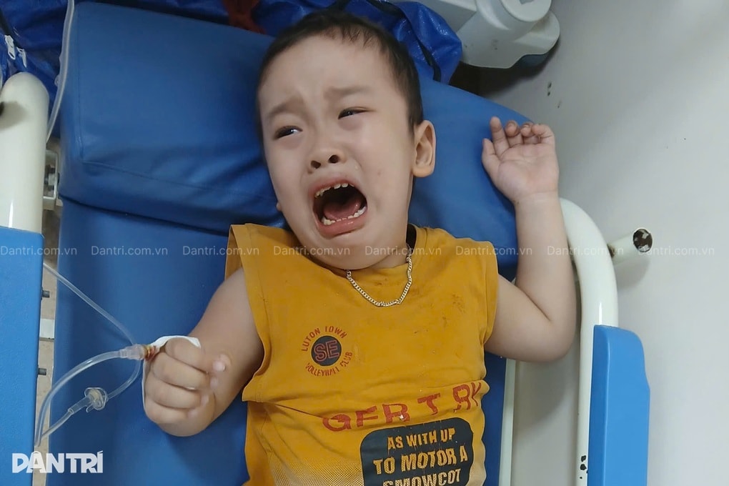 Mẹ đơn thân giành giật sự sống cho con trai mắc bệnh hiểm nghèo - 1