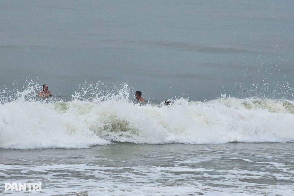 Cứu 7 du khách đuối nước khi tắm biển Nha Trang - 1