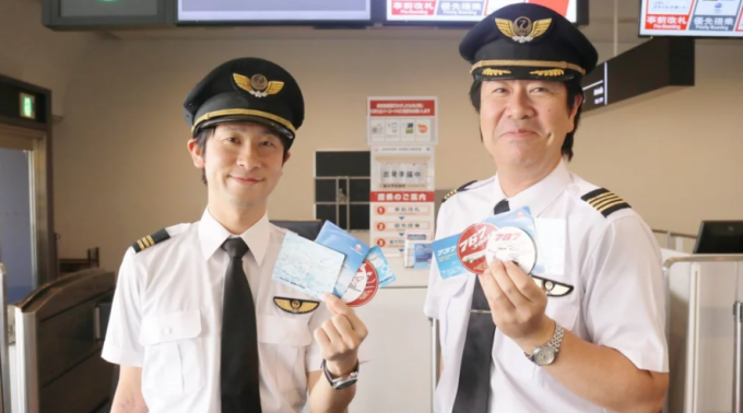 Các phi công của Japan Airlines chụp ảnh lưu niệm trước khi nhận nhiệm vụ bay. Ảnh: Japan Airlines