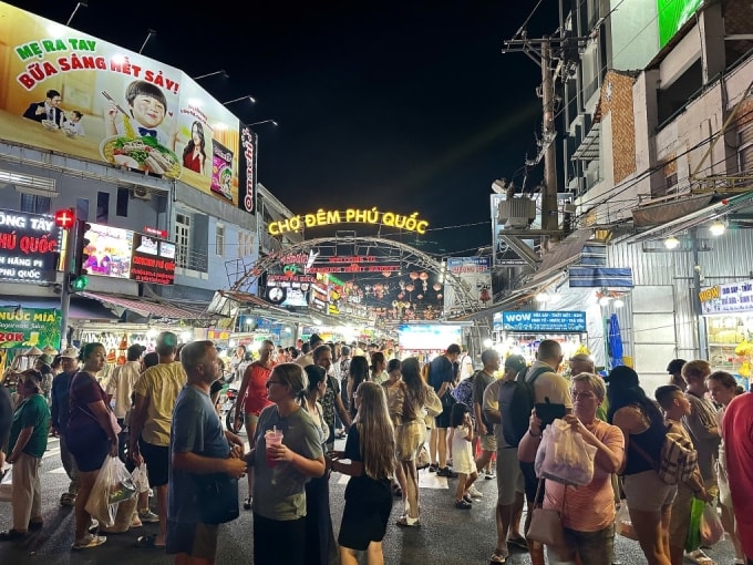 Khách nước ngoài đông kín ở chợ đêm Dương Đông năm 2025. Ảnh: Trương Phú Quốc