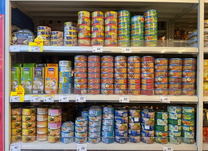 Siêu thị Winmart trên đường Trần Đăng Ninh, Hà Nội rút sản phẩm của Đồ hộp Hạ Long khỏi kệ bán, chiều 8/1. Ảnh: Quỳnh Nguyễn