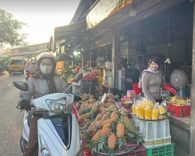 Tiểu thương ở chợ Xóm Củi, phường Phú Định, TP HCM, mặc áo khoác, che kín người, sáng 9/1. Ảnh: Ngọc Ngân