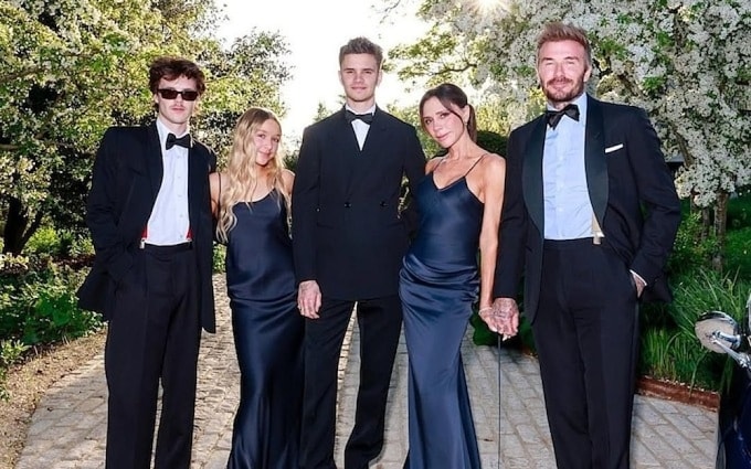 Các thành viên nhà Beckham - trừ vợ chồng Brooklyn - dự tiệc sinh nhật lần thứ 50 của David Beckham năm ngoái. Từ trái qua: Cruz, Harper,15 tuổi, Romeo, 24 tuổi, Victoria và David. Ảnh: Instagram/ Victoria Beckham