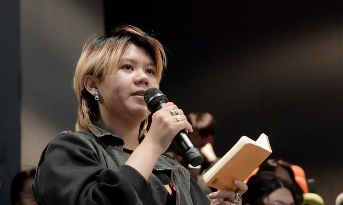 Sinh viên phát biểu trong buổi talkshow. Ảnh: Văn Lang TV