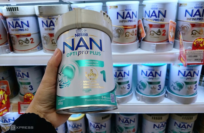 Trên kệ siêu thị chỉ còn các dòng sữa NAN không thuộc lô trong diện thu hồi. Ảnh: Thi Hà