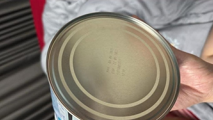 Lô sữa chị Hòa mua qua người bán xách tay là lô bị thu hồi tại Nga. Ảnh: Nhân vật cung cấp